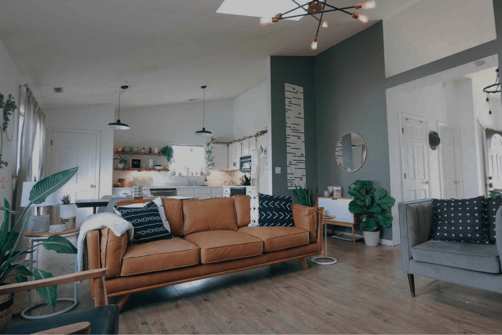 Modern living room listed by Propati Radar Ltd